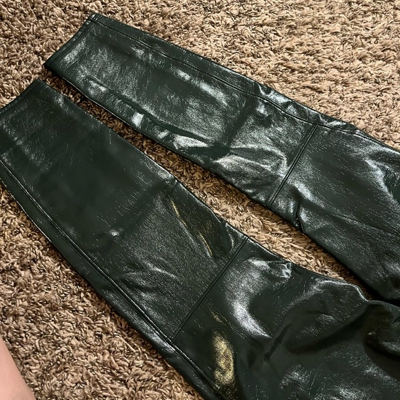SPANX Shiny Green Leggings Pants - Picture 4 of 4